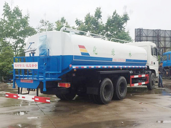 東風后八輪環衛灑水車