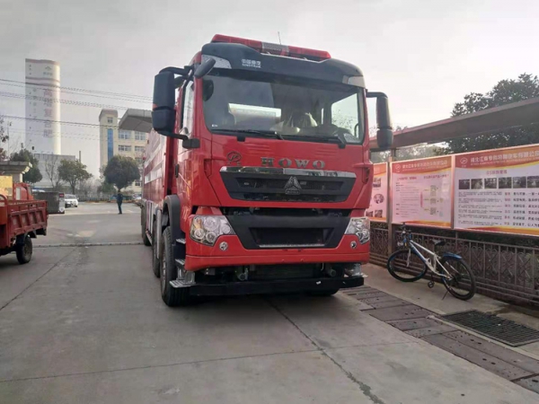 國六重汽豪沃消防車24噸水罐消防車