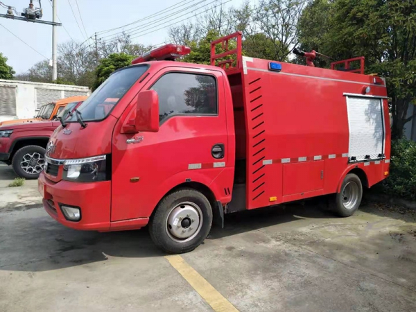 東風途逸消防灑水車2噸