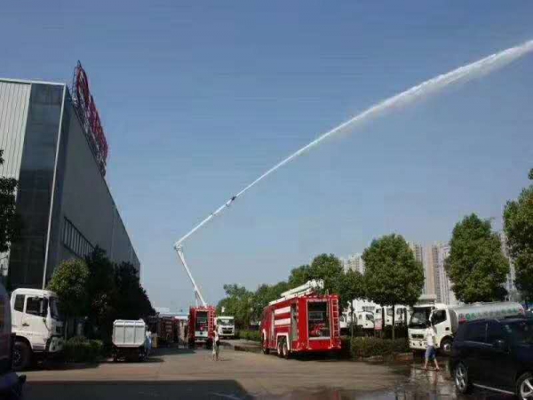 重汽豪沃18米舉高噴射消防車