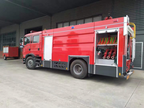 國(guó)六重汽豪沃8噸泡沫消防車