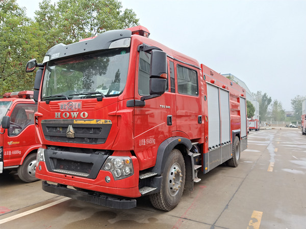 重汽豪沃干粉水泡沫聯用消防車